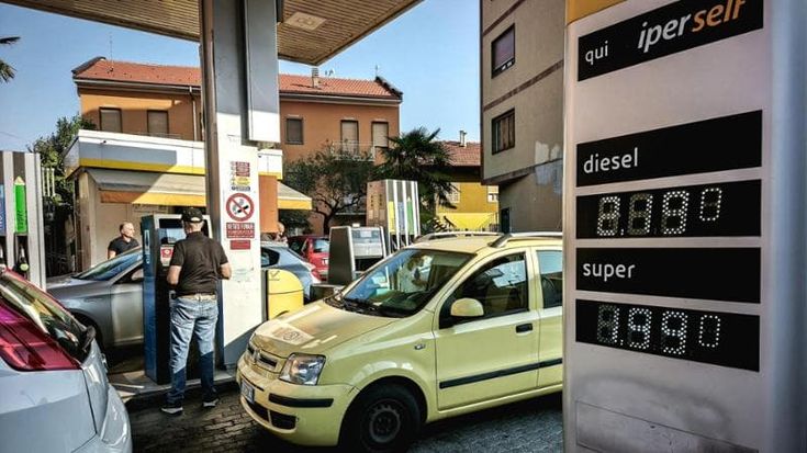 Benzina sotto i 2 euro a Torino, ai distributori è già corsa al pieno