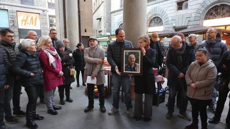 Porcellino chiuso, in centinaia commossi per l’ultimo saluto a Kiù