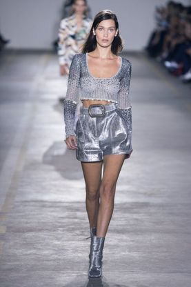 Effetto silver nei pezzi cult di stagione