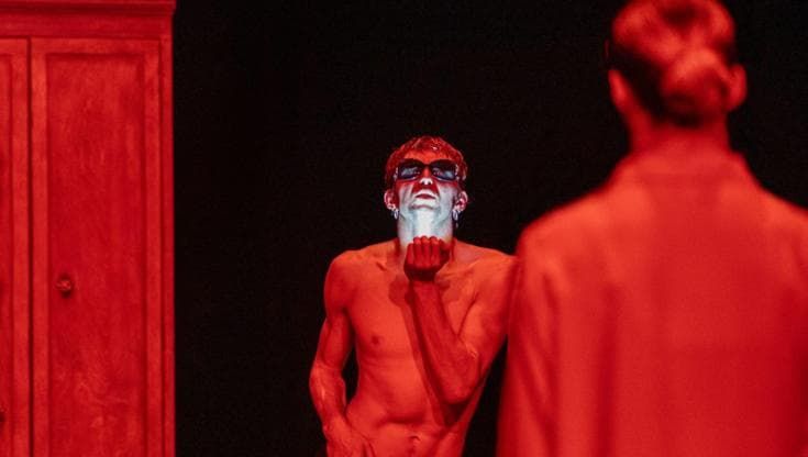Numeri acrobatici, danza e poesia del teatro: “Play dead” è un viaggio in un mondo fantastico