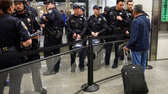 Decreto Trump, italiana bloccata per ore alla frontiera degli Usa: "In Iran, Sudan e Libia per lavoro"