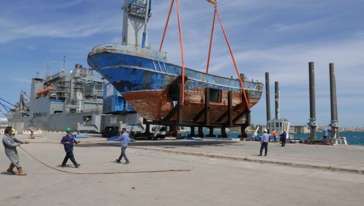 Il relitto del naufragio con 700 migranti approda ad Augusta: diventerà un monumento alla memoria