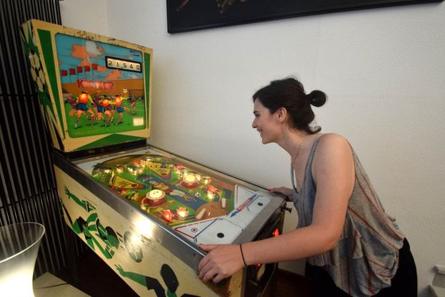 Flipper e juke-box, la casa di Erica Mou sul mare