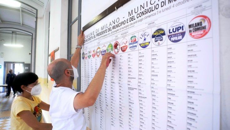 Comunali, pazza campagna tra pistole e orologi. A Lepore il Nobel per la pace (a sinistra)