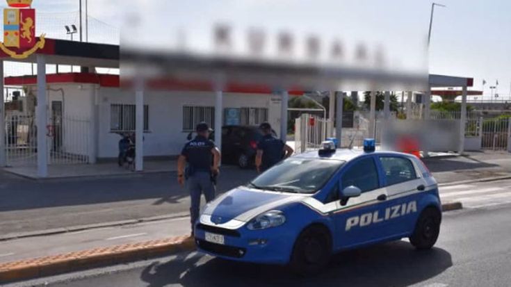 Ostia, due auto trasformate in depositi mobili della droga: arrestato 39enne