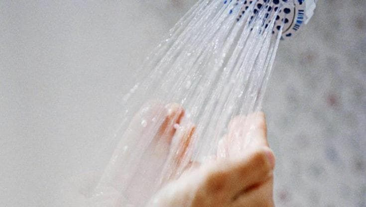La doccia senza sprecare l’acqua: i gesti valgono più della tecnologia