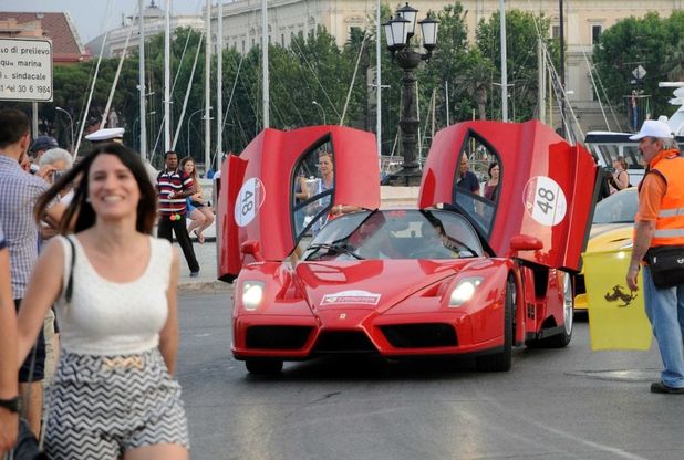La carica delle Ferrari tra lungomare e vicoli di Bari