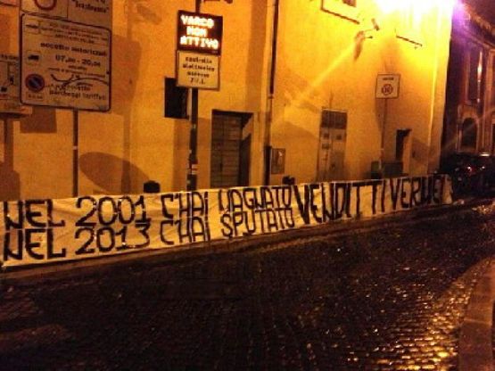 Polemica inno Roma, "Venditti verme"<br />striscione sotto casa del cantante<br />&nbsp;