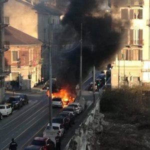 Auto esplode  in via Monginevro, mamma e due bambini in salvo per miracolo  