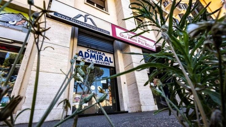Torna nel Lazio la legge contro i cinema, FdI promette: “La cambieremo”