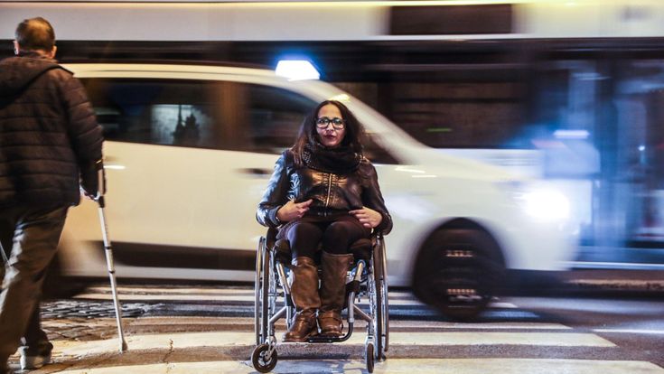 Disabili, odissea urbana senza fine: “Anche fare pipì è un’impresa”
