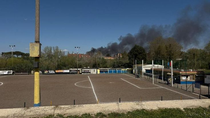 Marconi, fiamme e fumo nero: impianti sportivi danneggiati dal fuoco