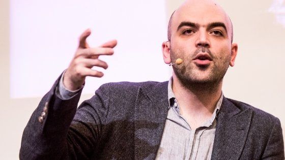 Roberto Saviano racconta i suoi 10 anni sotto scorta. "Sono ancora vivo"