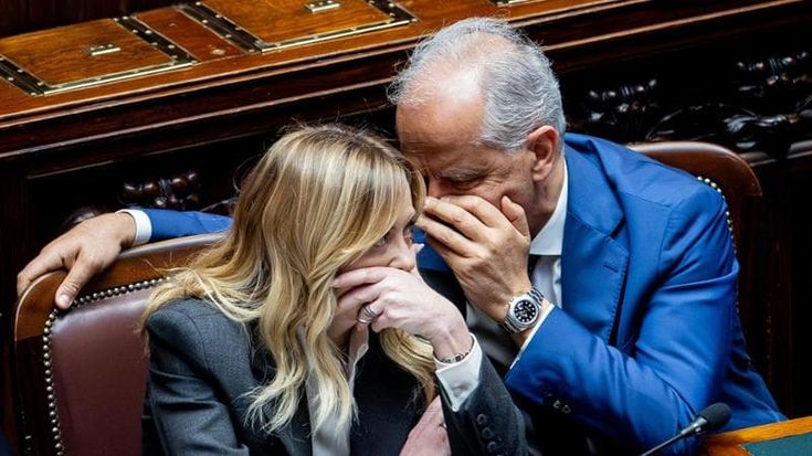 Meloni in aula, i sussurri di Piantedosi. Delmastro e Santanchè evitano il Parlamento