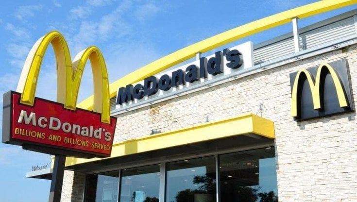 California, il salario minimo nei fast food a 22 dollari. McDonald's protesta: aumenteranno i prezzi