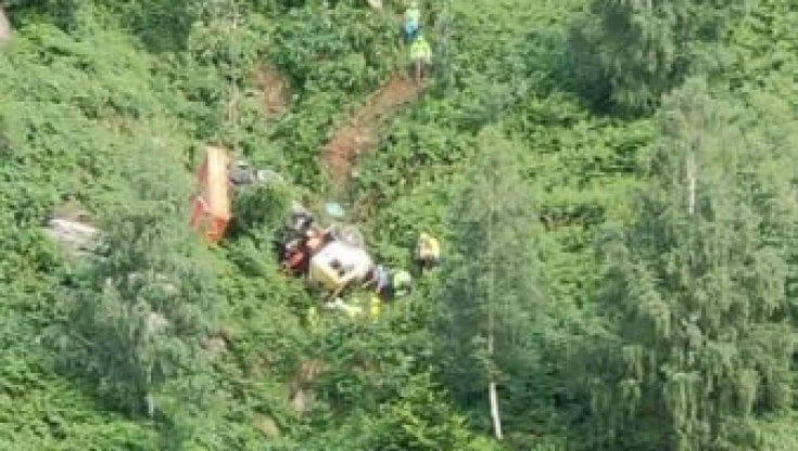 Incidente sul lavoro, muore uscendo di strada col camion, ribaltato in una cava