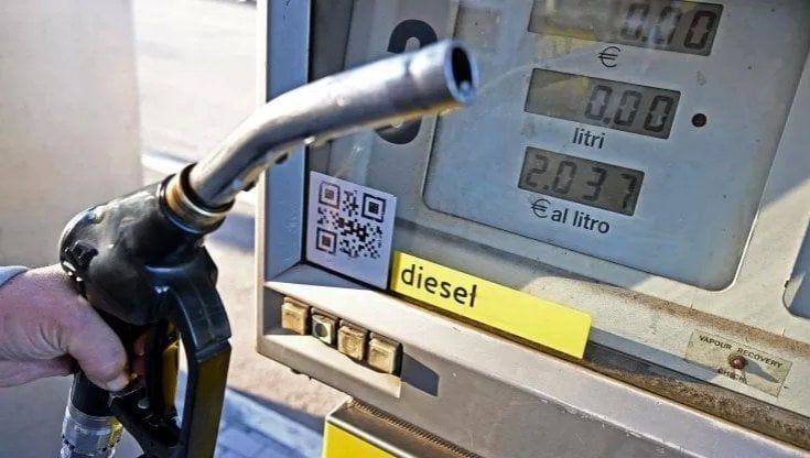 Caro carburante, dal benzinaio al tassista: "Noi, traditi dal governo"