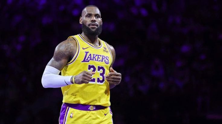 Nba Cup, una prima volta trasformata in oro. LeBron a caccia del trofeo ispirato anche alla coppa Italia