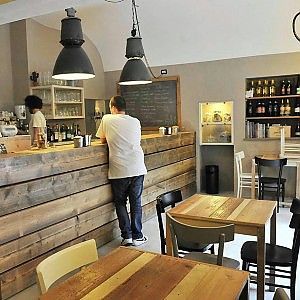 Un'osteria "shabby chic" in pieno Quadrilatero con uno splendido dehors