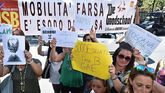 Scuola, continuano le proteste dei docenti. Giannini: "Ci stiamo occupando della mobilità"