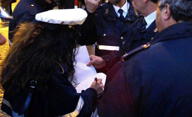Sottrasse due borse a un ambulante<br />vigilessa condannata a due anni