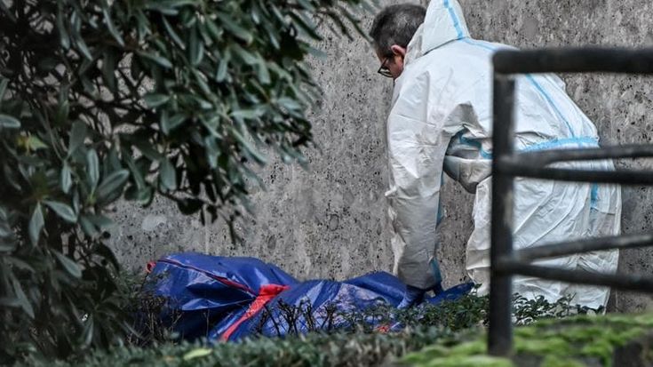 Corpo di donna seminudo in cortile, gli abiti trovati a terra: “Segni sul collo, è un omicidio”