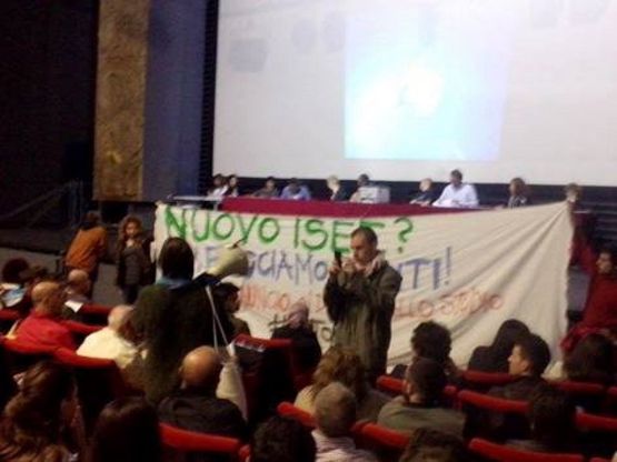 Sagome sul marciapiede, banconote false: la protesta trasforma l'ateneo in "scena del crimine"