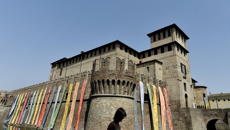 Stendardi colorati a Fontanellato per il castello della pace - foto