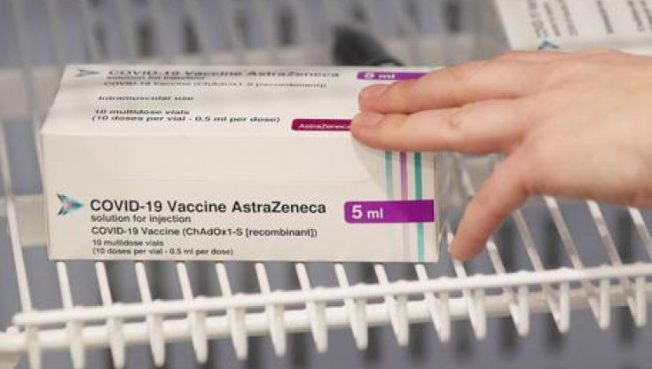 Covid, tre mesi di intervallo tra le dosi e il vaccino Astra diventa più efficace