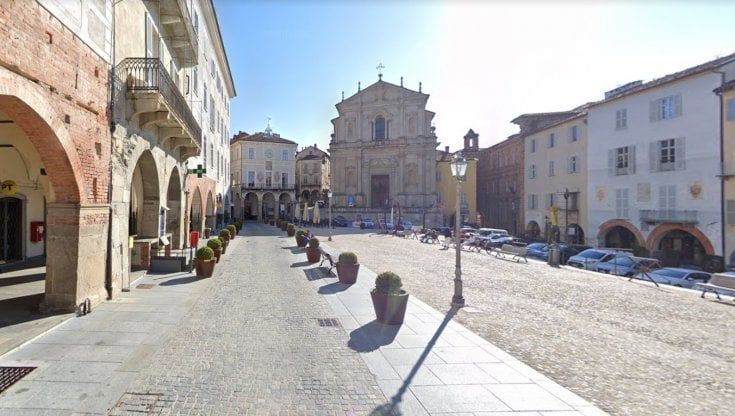 A Mondovì girano un film porno, il Comune informa la Procura: "Ciak anche sul sagrato della Chiesa della Missione"