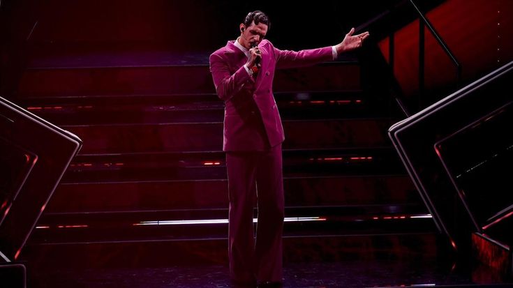 Dalla tutina glitter ai completi sartoriali, i migliori look di Achille Lauro sul palco di Sanremo