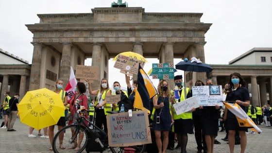 Lufthansa, via libera Ue ai 6 miliardi pubblici. Sì degli equipaggi all'accordo su mega taglio costi 