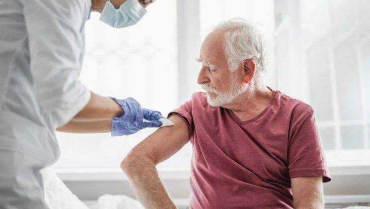 Campania, vaccini agli over 80 nei policlinici universitari, in palestre, teatri e distretti sanitari