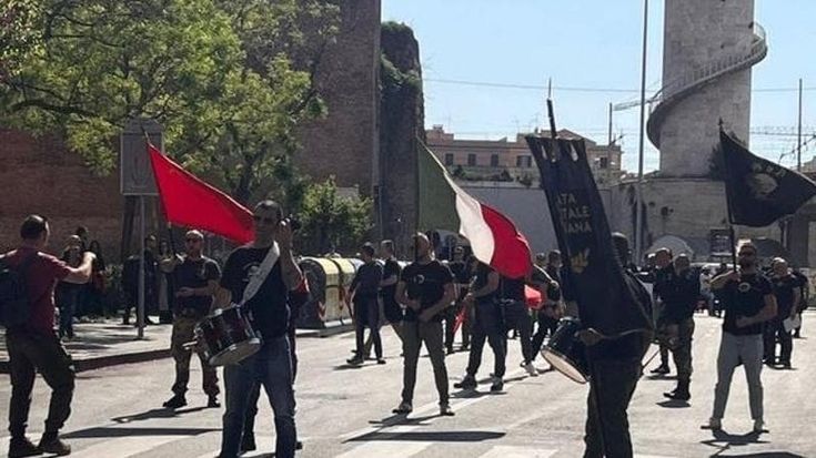 Il 25 Aprile di San Lorenzo, la marcia partigiana con i tamburi e gli stemmi degli Arditi del Popolo