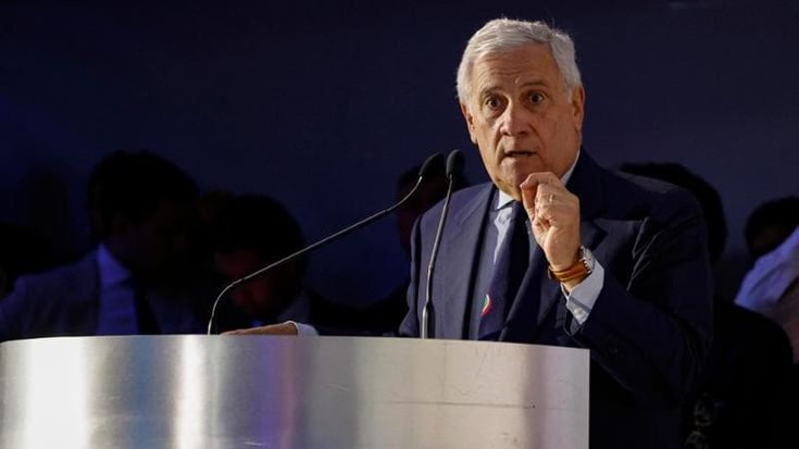 Vannacci spoglia con l’AI la forzista Siracusano, tutti contro l’ex generale