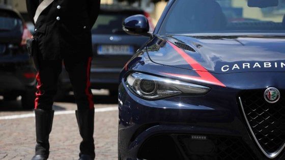 Minaccia la madre col coltello per avere soldi: arrestato a Reggio Emilia