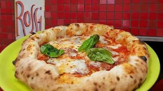 Alvignano: tra occhiali fluo, allegria e tradizione, una pizza che è una certezza
