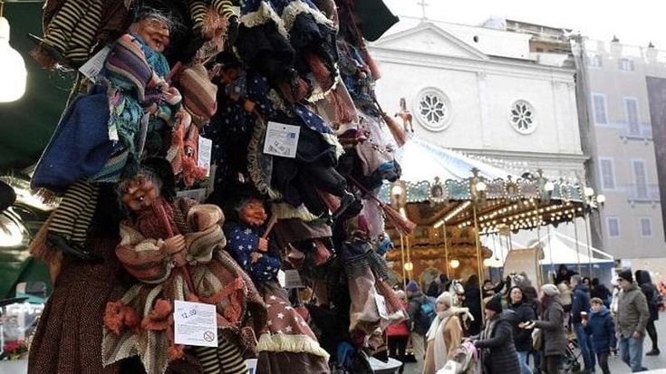 La Befana in volo su piazza Navona e poi al Bioparco
