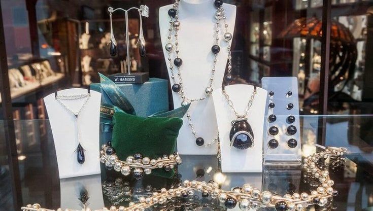 Furto da 10 mila euro in una gioielleria nel centro di Roma, denunciata 55enne