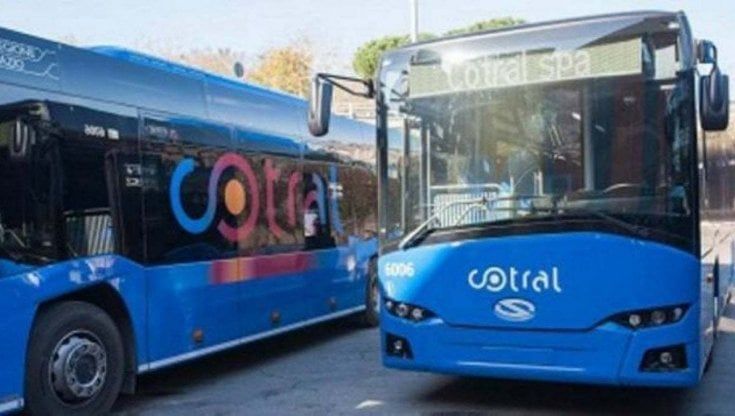 Senza biglietto e senza mascherina sul bus, morde il controllore che gli fa la multa