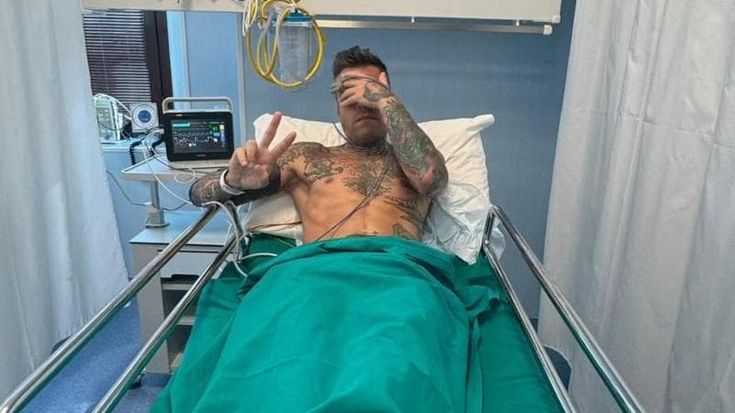 Fedez ricoverato in ospedale per una nuova emorragia interna: “Grazie ai medici che mi hanno salvato prima che fosse troppo tardi”
