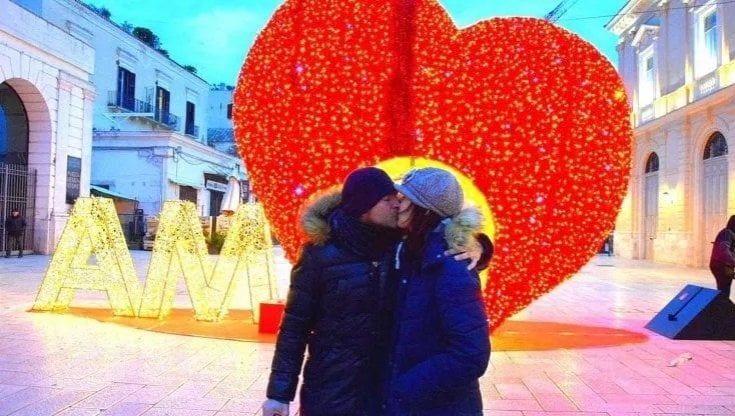 San Valentino dà spettacolo a Bari: installazioni da selfie, flash mob e reading d'amore. Vico del Gargano fa festa per il patrono