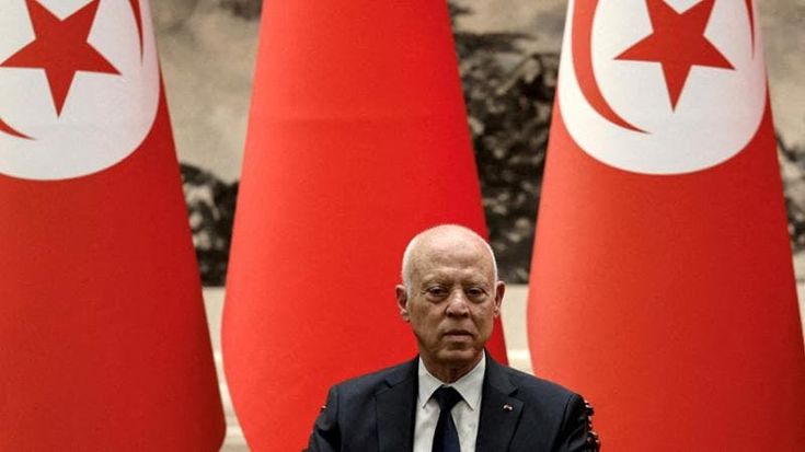 Tunisia, Saied incarcera gli oppositori: “Dittatura in crisi, ma può pressare la Ue con i migranti”