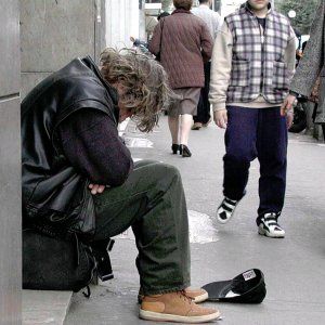 Acqui mette al bando i mendicanti: "Molti accattoni per scelta, non date loro soldi". E minaccia multe