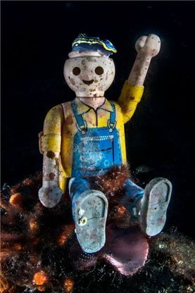 Ischia, l'omino della Playmobil perduto sul fondale diventa il simbolo dell'inquinamento