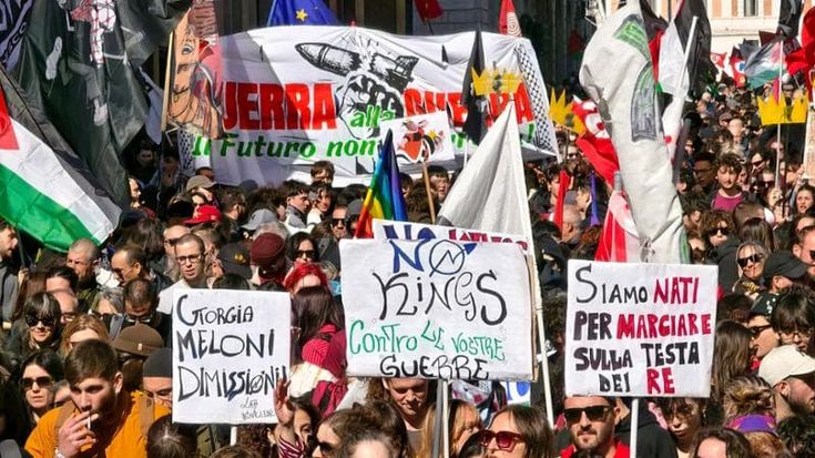 A Roma la grande marcia contro conflitti e tiranni: “Siamo in trecentomila”