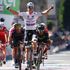 Giro, a Bergamo vince Jungels. Fair play Dumoulin: Quintana cade, lui aspetta