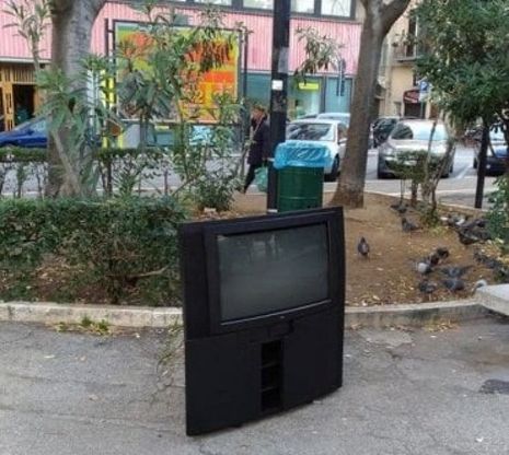 Tv spazzatura a Bari: il televisore abbandonato in centro