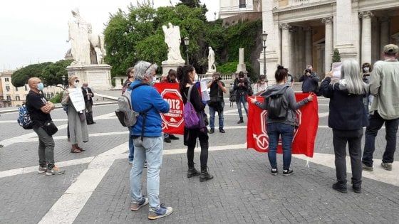 Roma, la protesta delle reti sociali in Campidoglio: "La città è alla fame"
