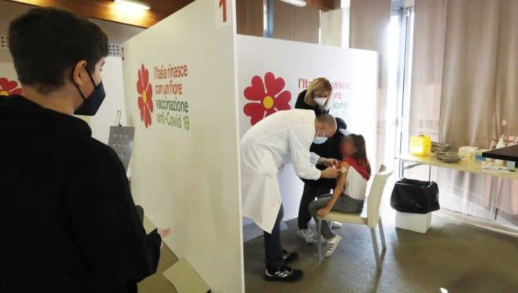 Le vaccinazioni si sono fermate. La mossa delle Regioni: “Hub dedicati per chi vorrà Novavax”